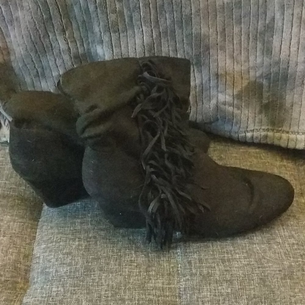 American Eagle size 11 black boot with heel